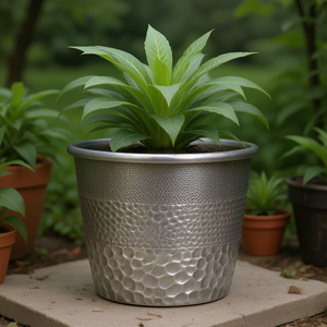 Grand pot à plantes en aluminium martelé - 25 cm, finition étain vieilli, couvercle pour pot de plante d'intérieur, fait main en Inde - Product Image 3