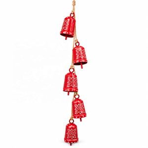 Guirlande de clochettes géométriques rouges en métal avec motifs de diamants blancs, bords à pois et suspension verticale en corde de jute - Product Image 1
