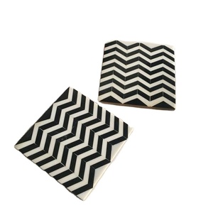 Ensemble de 4 sous-verres carrés en résine zig-zag noir et blanc de style européen pour la cuisine ou le bureau emballés dans un carton - Product Image 1