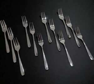 Fourchette à gâteau en acier inoxydable de luxe en gros en ligne, qualité lourde, finition argentée, fourchette à dessert moderne et durable avec étiquette privée - Product Image 1