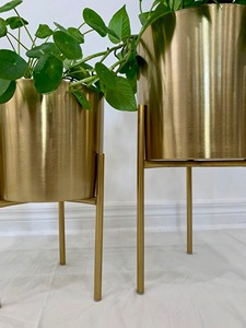 Juego de 3 macetas de metal dorado, perfectas para decoración de eventos, fiestas y exhibiciones de interiores, venta al por mayor desde India. - Product Image 4