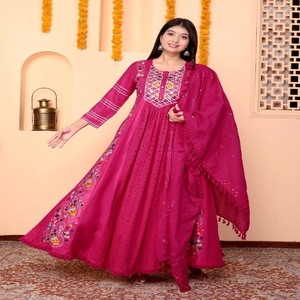 Conjunto de Kurta Anarkali de Rayón Rosa Rani Elegante NIYANI con Bordado Intrincado, Dupatta, Largo hasta el Tobillo, Elegancia Festiva para Bodas y Fiestas - Product Image 3