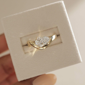 Bague de fiançailles et de mariage classique en or avec diamant de 2 carats de taille poire cultivé en laboratoire, certifié IGI, sertissage invisible - Product Image 2