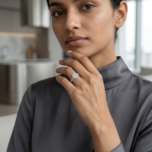 Anillo de Compromiso de Diamantes de Platino para Mujer, Corte Brillante Redondo con Halo y Diamantes Laterales, Certificado IGI, Estilo Clásico - Product Image 3