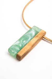 Collier pendentif en bois et résine |   Bijoux en résine époxy faits à la main |   Pendentif en bois naturel rustique - Product Image 3
