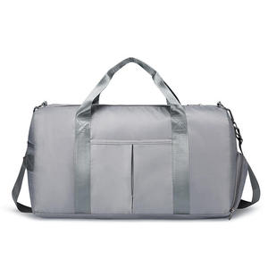 Grand sac de sport de 40 L avec poche imperméable, compartiment à chaussures, bandoulière réglable, polyester durable, imperméable, pliable - Product Image 1