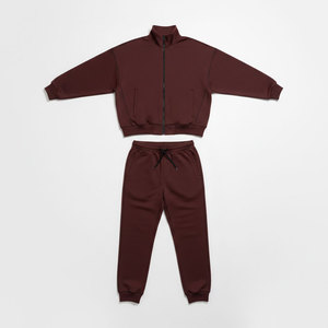 ชุดวอร์มสีแดงเลือดหมูแบบยูนิเซ็กซ์ ผลิตตามสั่งพร้อมโลโก้และแบรนด์ส่วนตัว ผ้าเนื้อหนาปานกลาง เสื้อฮู้ดซิปแบบโอเวอร์ไซส์ และกางเกงจ็อกเกอร์ จากผู้ผลิต - Product Image 4