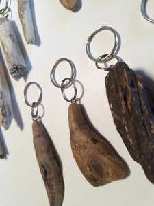 Porte-clés artisanal en bois flotté naturel, cadeau pour les amoureux de la nature - Product Image 4