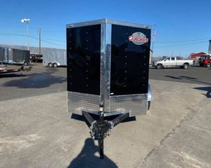 Remolque de Carga Cerrado de Aluminio Negro con Revestimiento de Diamante de la Serie E de Cargo Mate, Tamaño 5x8, Capacidad de Carga Útil de 1000-2000 kg, Disponible Ahora - Product Image 1
