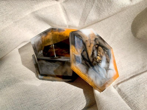 Boîte à mouchoirs carrée moderne en résine avec motif décoratif, support de mouchoirs de luxe pour hôtel, fournisseur indien pour cadeaux - Product Image 6