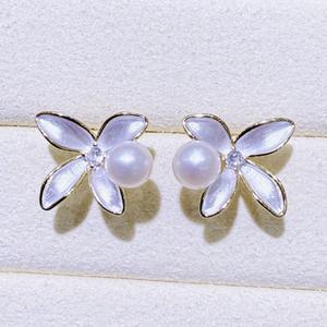 Boucles d'oreilles Zhuji haut de gamme élégantes en perles d'eau douce florales, design à perle unique avec pétales givrés, couleur blanche - Product Image 3