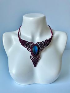 Collier en macramé avec pierre précieuse labradorite faite à la main |   Bijoux bohèmes en cristal bleu scintillant en forme de poire |   Mangalmay Corporation - Product Image 6