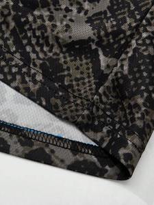 Camiseta de Fútbol Americano Personalizada con Sublimación de Patrón de Serpiente, Cuello en V, Estilo Urbano, Talla Grande, Poliéster, con Número, OEM - Product Image 4