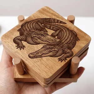 Juego de Posavasos de Madera Hechos a Mano con Diseño de Cocodrilo, Cuadrados, Rústicos, con Acabado de Madera Natural, Artesanía Tradicional, 10 cm de Diámetro - Product Image 1