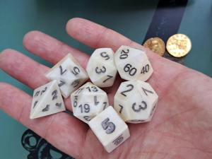 Dés en os de style boutique, dés en os polyédriques personnalisés avec impression pour jeux de table de luxe, accessoires de jeu en gros - Product Image 2