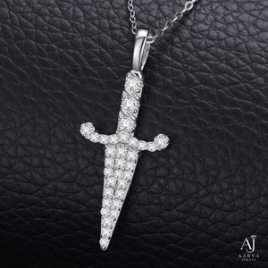 Collier pendentif poignard en moissanite plaqué argent et or, style hip-hop tendance, avec breloque texturée - Product Image 2