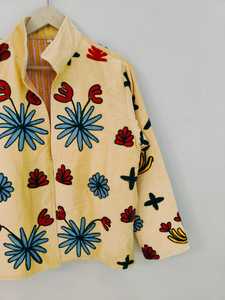 เสื้อแจ็คเก็ตบอมเบอร์กำมะหยี่ปักลายดอกไม้ลายเสือดาวทำมือ-เป็นมิตรกับสิ่งแวดล้อม แบบกลับด้านได้ แขนสั้น ดีไซน์สำหรับฤดูหนาว จากราชสถาน - Product Image 4