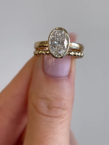 Anillo Solitario de Diamante Ovalado Cultivado en Laboratorio de 3 Quilates y Banda de Oro con Burbujas, Conjunto Nupcial de 2 Piezas, Certificado IGI - Product Image 1