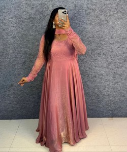 ชุดเดรสสไตล์อินเดียผ้าฝ้ายลายปักเลื่อมและลูกปัด พร้อมผ้าคลุมไหล่และเข็มขัด สำหรับงานเทศกาล ราคาขายส่ง เสื้อผ้าสตรี กำลังเป็นที่นิยม - Product Image 5