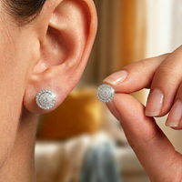 Parfaites boucles d'oreilles clous en or blanc massif 18 carats avec diamants, monture halo en grappe ronde, avec marquage d'origine et certificat