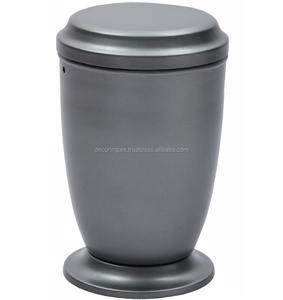 La urna de cremación única es una urna temática de caza, generalmente hecha de metal o aluminio, con un emblema detallado - Product Image 6