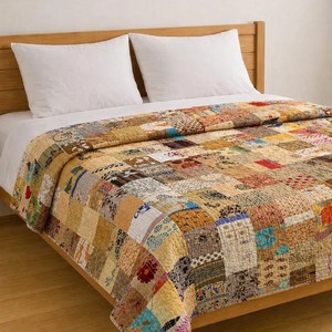 Couvre-lit en soie beige fait main, patchwork, couvre-lit indien en soie Kantha - Product Image 3