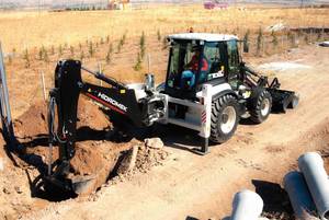 Chargeuse-pelleteuse remorquable robuste Hidromek HMK 62 SS 4x4 2026, contrôlée par PLC, avec moteur, pompe et accessoires multifonctions pour usage agricole - Product Image 5