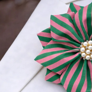 Broche Fleurie à Carreaux Rose et Vert, Magnifique Accessoire Floral pour Femme, Décoration Tendance avec Motif Écossais de Qualité Supérieure - Product Image 4