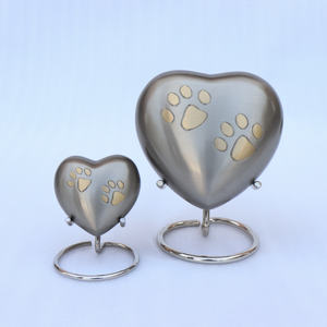 โกศรูปหัวใจทองเหลืองคุณภาพสูงสำหรับใส่เถ้ากระดูกสัตว์เลี้ยง โกศรูปหัวใจสลักลายอุ้งเท้าสำหรับใส่เถ้ากระดูกสัตว์เลี้ยง โกศรูปหัวใจทำมือจากดีบุกสำหรับใส่เถ้ากระดูกสัตว์เลี้ยง - Product Image 3