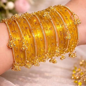 Bracelets dorés de qualité supérieure, tendance, multicolores, en perles de verre, ensemble de bracelets Churiyan, finition avec accents scintillants, couleurs personnalisées, traditionnels - Product Image 1