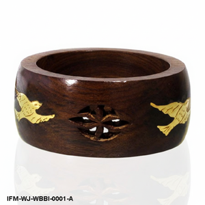 Bracelet artisanal en bois sculpté avec incrustation d'oiseau en laiton, bijou ethnique bohème en bois foncé pour femme - Product Image 1
