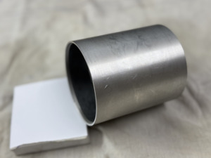 Cilindro de metal pulido fundido para aplicaciones industriales - Product Image 1
