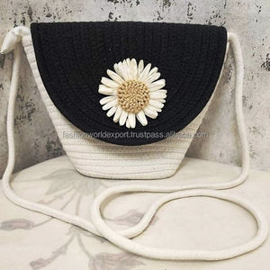 กระเป๋าสะพายคาดตัวโบฮีเมียนสีเทอร์ควอยส์ทำด้วยมือพร้อมโครเชต์เดซี่สายเชือกถักแบบมีแผ่นปิดสีแทนและเน้นลายดอกไม้ - Product Image 5