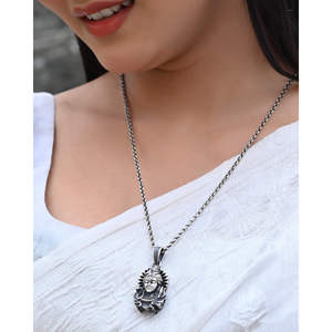 Colgante y Amuleto Unisex de Plata 925 Meera Jaipur con Diseño de Rostro Elegante para Estilo y Espiritualidad - Product Image 5