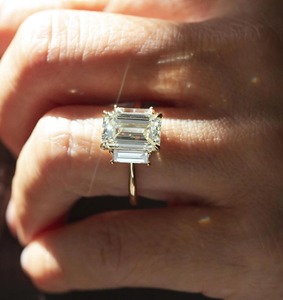 แหวนเพชรทรงเอเมอรัลด์ 5.94 กะรัต ประดับเพชรสามเม็ด ทองคำแท้ 14K พร้อมเพชรทรงบาแกตต์ด้านข้าง แหวนหมั้นสุดหรูสำหรับผู้หญิง - Product Image 1