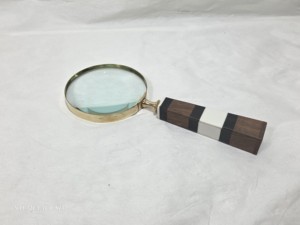 Lupa de Mano de Lujo con Marco de Latón y Mango Geométrico de Madera y Resina, Herramienta de Lectura Decorativa Vintage para Escritorio - Product Image 3