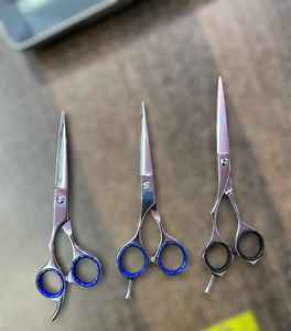 กรรไกรตัดผมสำหรับคนถนัดขวา ใบมีดตรง ปลายคม ผลิตจากเหล็กกล้าไร้สนิมญี่ปุ่น น้ำหนักเบา ด้ามจับขนาดกลาง สำหรับร้านทำผมและจัดแต่งทรงผม - Product Image 6