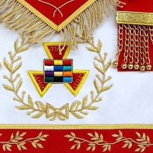 Delantal de alto sacerdote del Capítulo Real, de terciopelo rojo, con flecos y borlas, regalia premium, con bordado a mano dorado. - Product Image 2