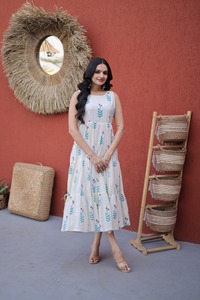 dhwaja export White Cotton Readymade <b>Kurti</b> with Floral Printed Work - Product Image 4