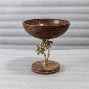 Bol sur piédestal en bois élégant avec un tige en métal doré en forme de palmier, parfait pour la décoration de table et le service des aliments dans une ambiance tropicale. - Product Image 1