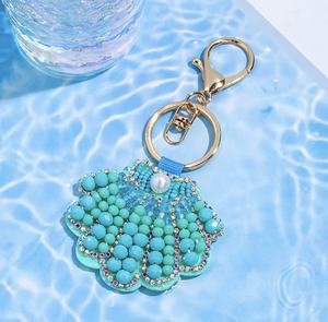 Porte-clés en strass vintage fait main, couleur verte, motif méduse C, avec breloque de poignet lettre initiale alphabet multicolore, style bling pour fête - Product Image 1