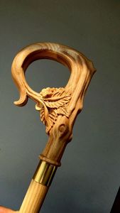 Bastón de Senderismo de Madera de Arce Hecho a Mano con Diseño Innovador, Ligero, Antideslizante, Personalizable, Unisex - Product Image 3