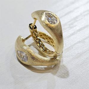 Boucles d'oreilles créoles en argent 925 de Hong Kong, plaquées rhodium/argent, zircon en forme de poire, 20 mm, cadeau tendance pour femmes, bijoux de haute qualité en gros - Product Image 1