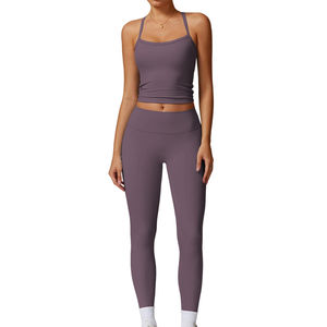 Ensemble haut et legging de sport légers et taille haute pour femmes, pour la gym, les entraînements et les activités sportives. - Product Image 1