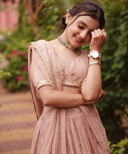 NiMa Creations Salwar Kameez en Crêpe de Soie Naturelle Brodé Rose, Tenue Traditionnelle Indienne pour Mariage, Longueur Genou pour Filles, Séchage Rapide - Product Image 2