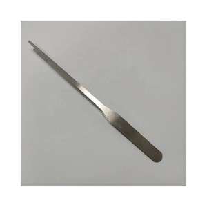 Pince à épiler ultra-légère en acier inoxydable au design fin pour le soin professionnel des cils et des sourcils avec étiquette personnalisée - Product Image 5