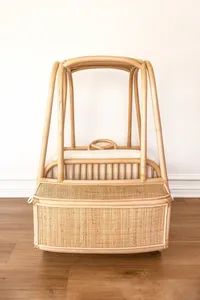 Améliorez la décoration de la pièce avec cette magnifique voiture jouet en rotin tressé pour enfants, fabriquée avec des matériaux durables et dotée de roues. - Product Image 3