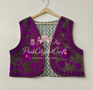 เสื้อโค้ทกำมะหยี่ทำมือสุดหรู พร้อมงานปักเรชมสีม่วง ซับในลายดอกพิมพ์ลายกลับด้านได้ บุด้วยผ้าฝ้าย แขนกุดแบบสั้น - Product Image 3