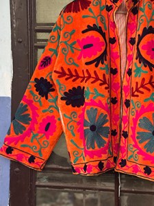 Chaqueta Suzani de Terciopelo con Bordado Floral Naranja Premium, Manga Larga, Cuello Alto, Hecha a Mano, Estilo Bohemio Étnico, Ropa de Abrigo de Primavera - Product Image 2