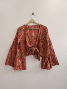 Top de seda con mangas largas tipo campana para mujer, ideal para vacaciones. - Product Image 2